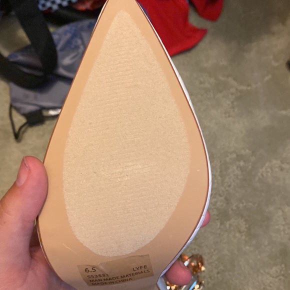 White and gold heels - Picture 6 of 6